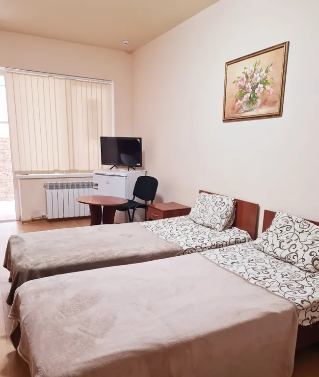 Двухместный стандарт с двуспальной и с двумя односпальными кроватями