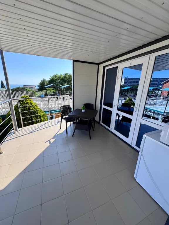 Трёхместный номер со всеми удобствами и с видом на море