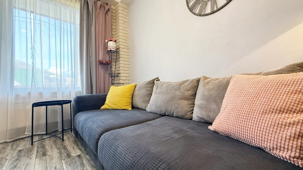 Просторная студия с большим окном в центре Красной Поляны