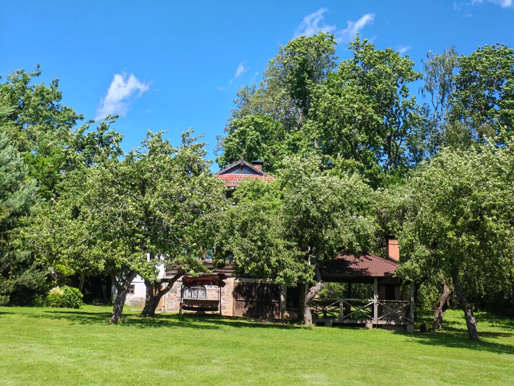 Хутор возле леса и озер