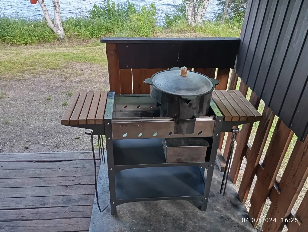 Благоустроенный дом на берегу с баней и катером