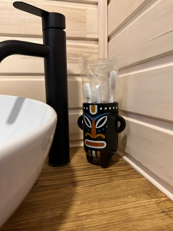 Стильный Красный дом у реки