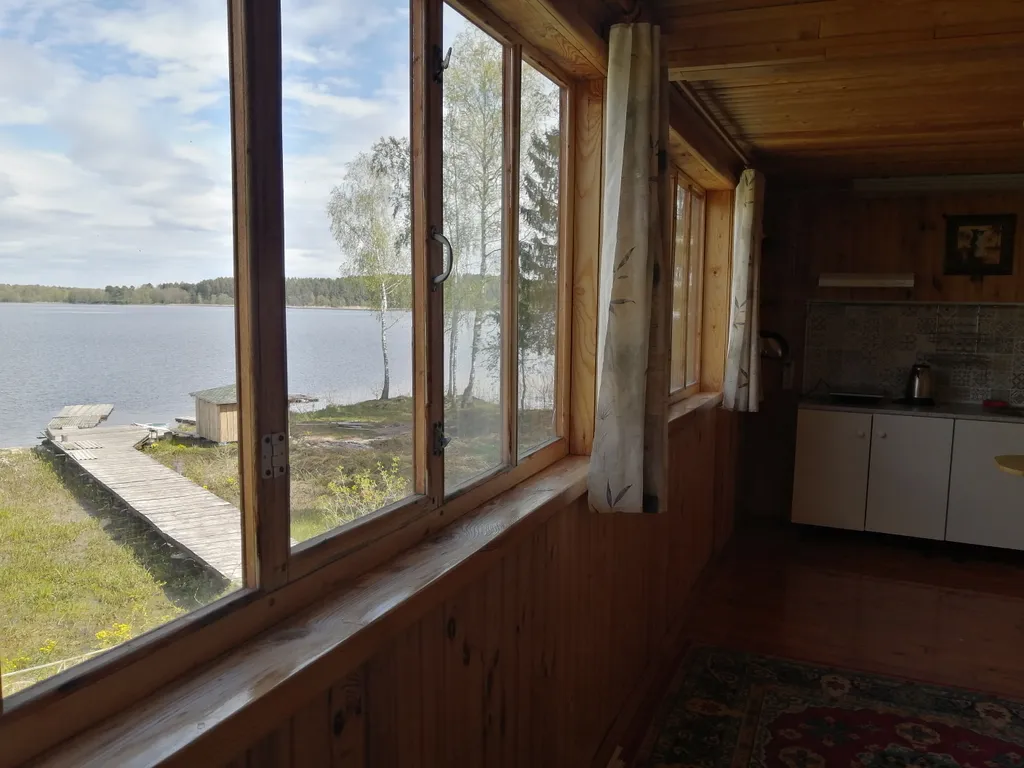 Дом на берегу озера Селигер