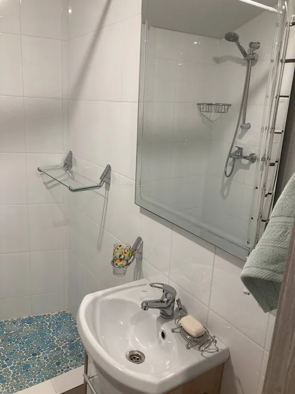 Дом в два этажа с двумя спальнями и гостиной, летний бассейн, баня