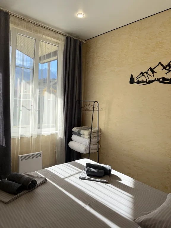 Уютный домик у реки для семейного отдыха