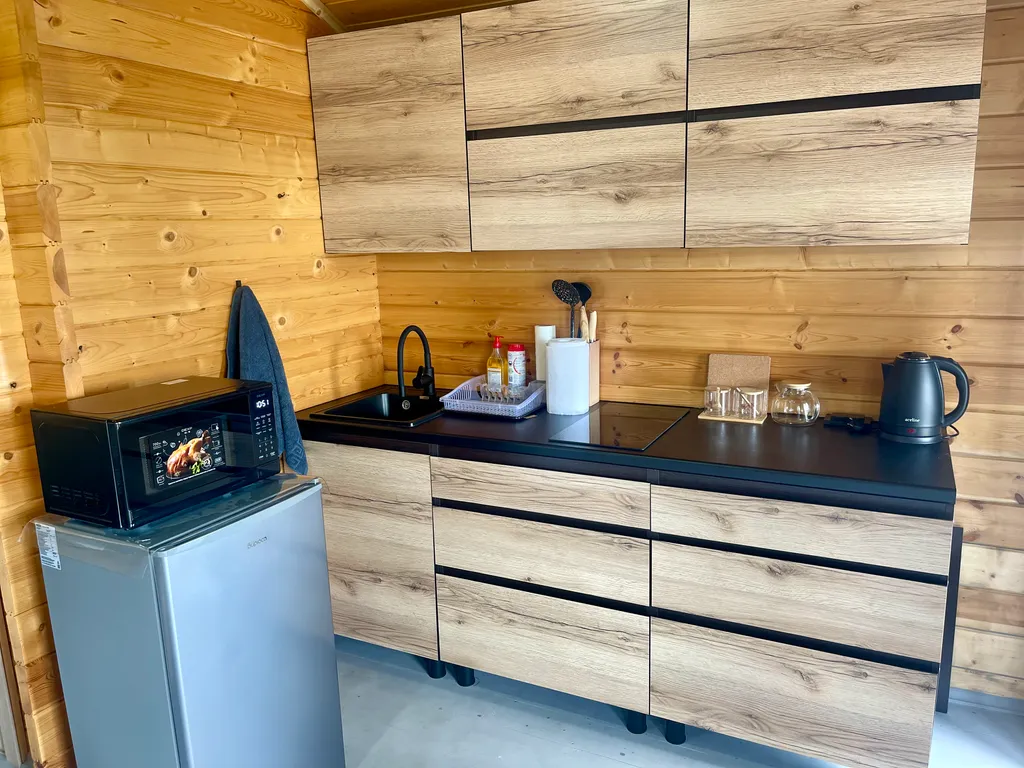 Новый деревянный домик у моря