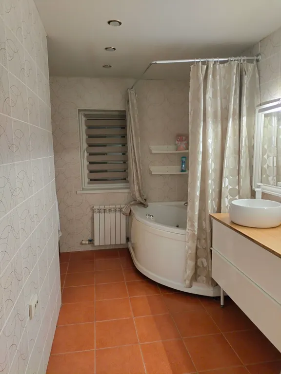 Уютный коттедж с дровяным камином, в окружении лесного массива