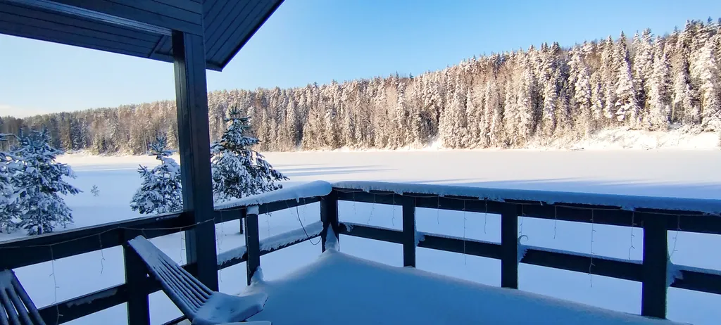 Домик на берегу реки