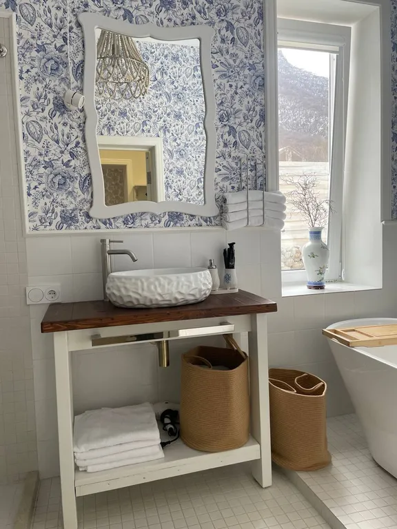 Дом с бассейном у леса