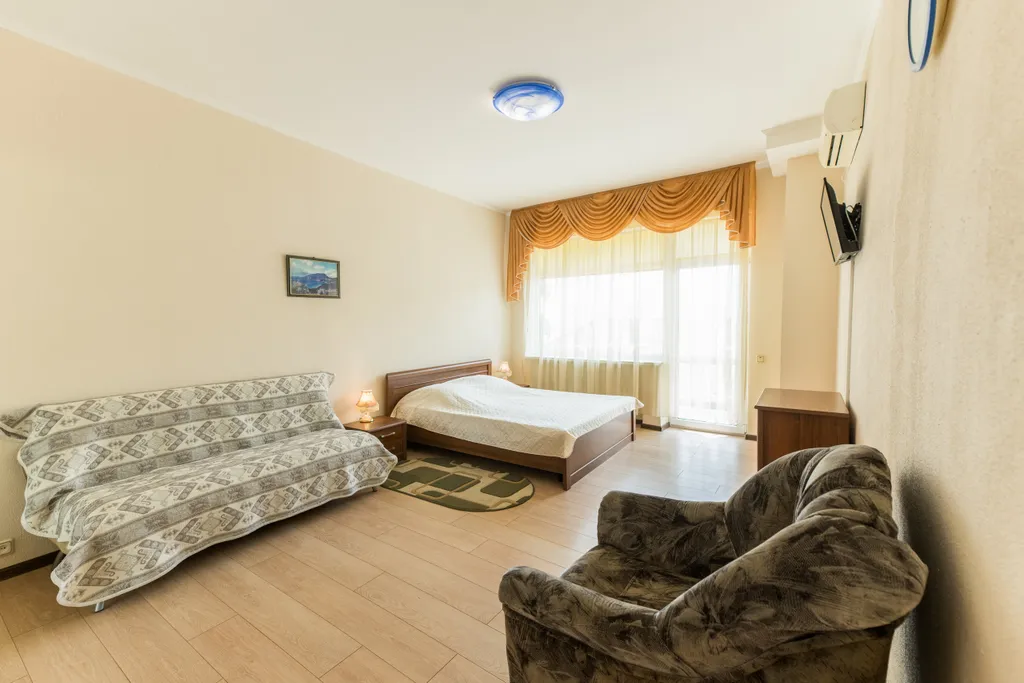 Квартира Четырёхместный номер стандарт с балконом, частичный вид на море — аренда посуточно в Утес