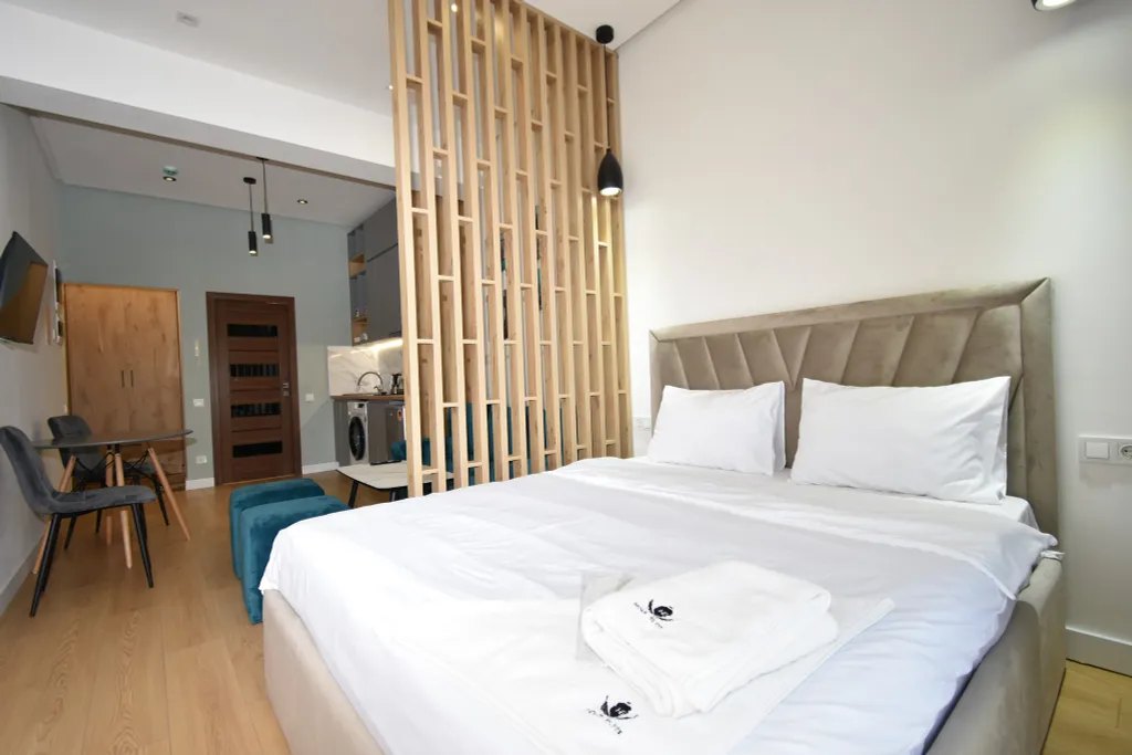 Красивая студиа в большом центре с балконом