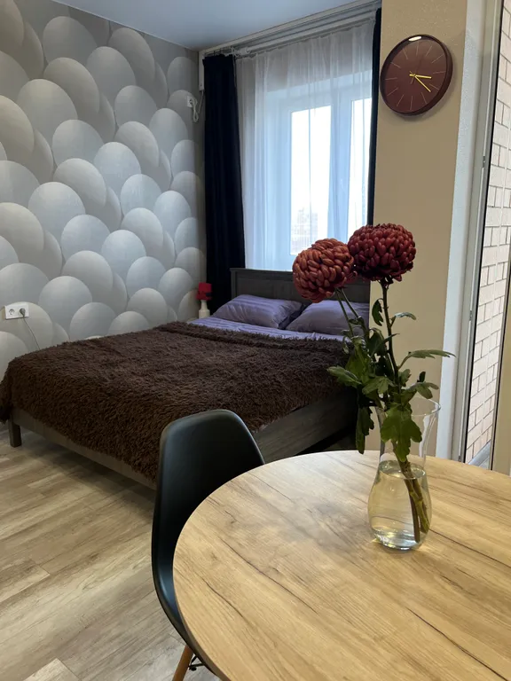 Студия возле аллеи с проигрывателем пластинок