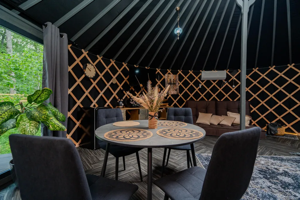 Юрта в лесу