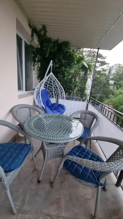 Коттедж с шикарной видовой террасой и шезлонгами