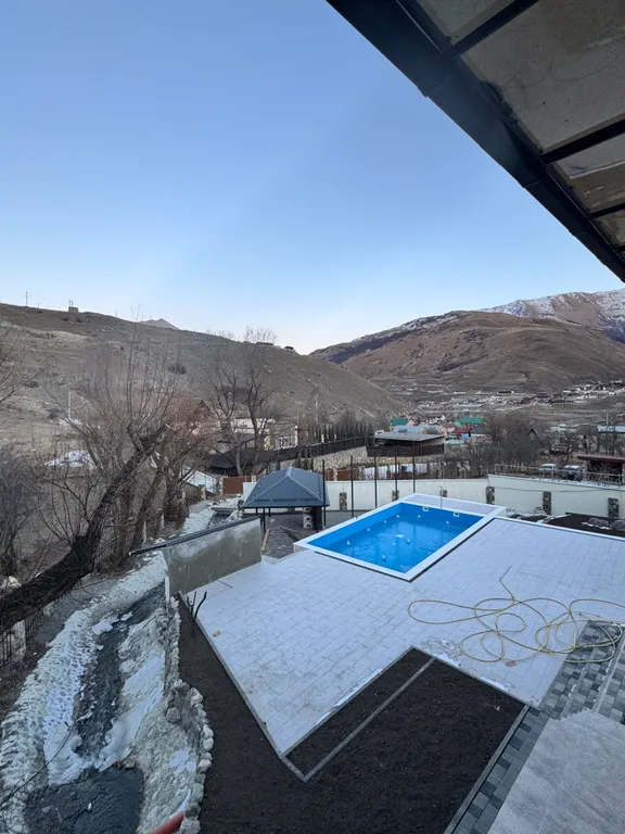 Большой загородный дом с бассейном, баней и рекой