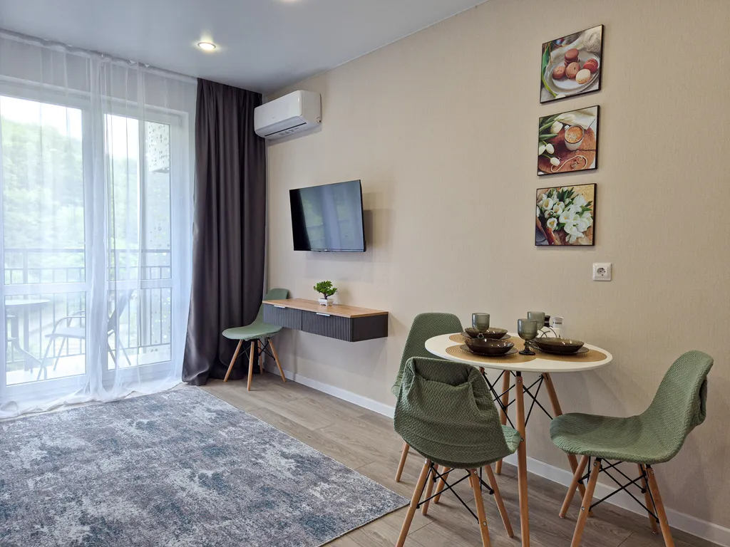 Студия с видом на лес и горы