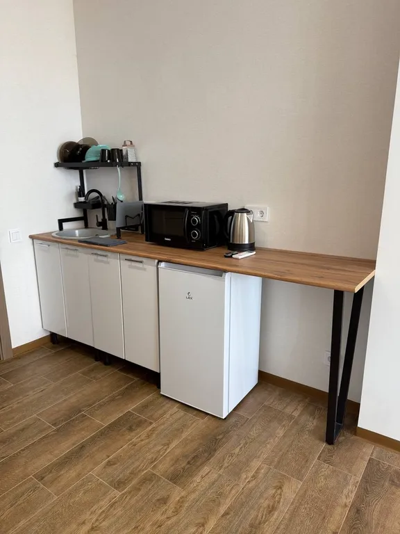 Апартаменты с теплым бассейном и видом на море и горы.