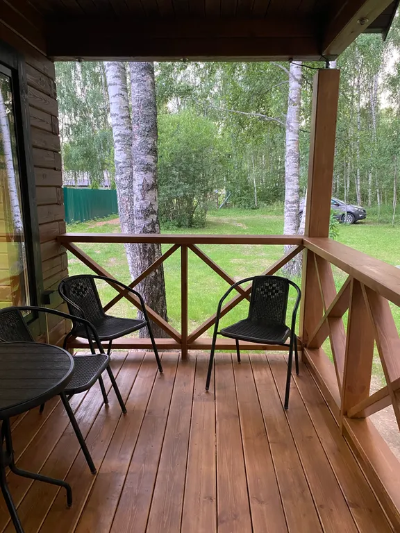 Уютный домик в лесу около реки