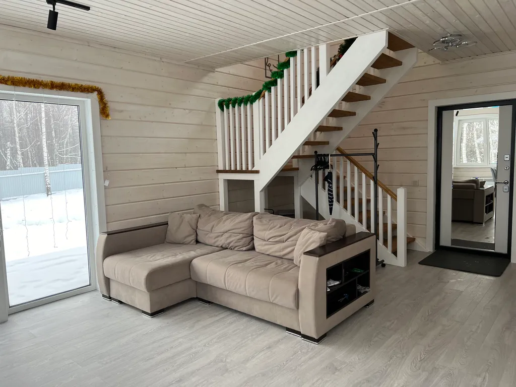 Дом в стиле Барнхаус на берегу реки Ока