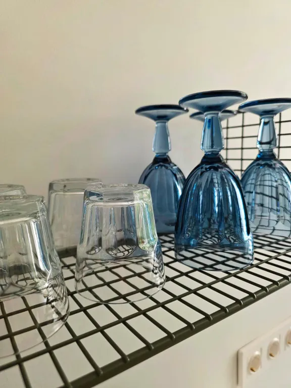 Новые апартаменты с высокими окнами на пешеходной улице