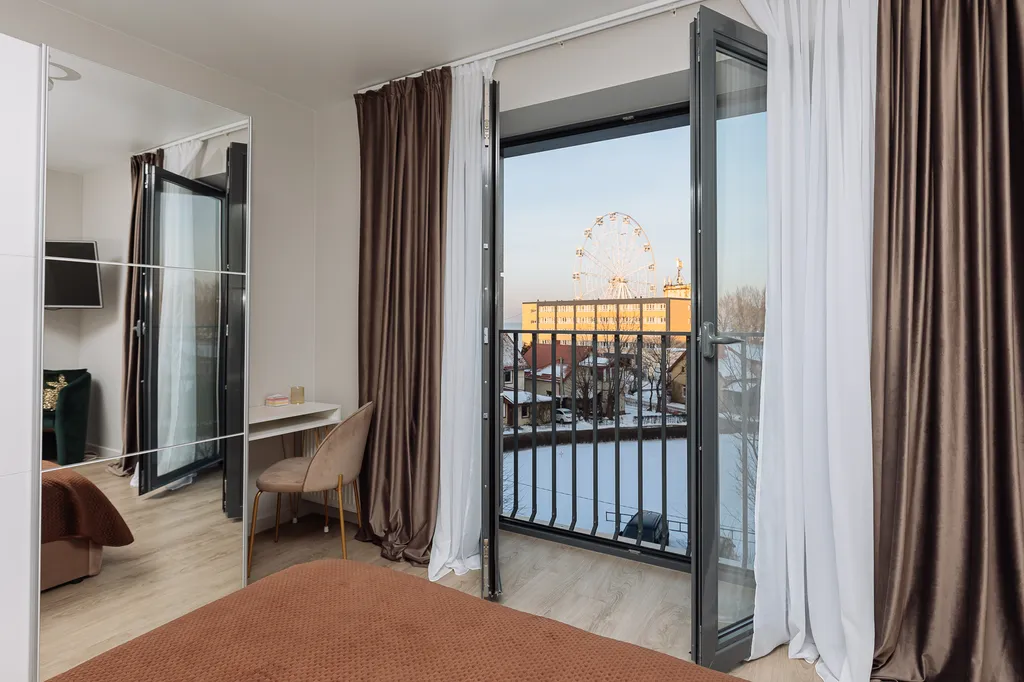 Апартамент с видом на колесо обозрения и море