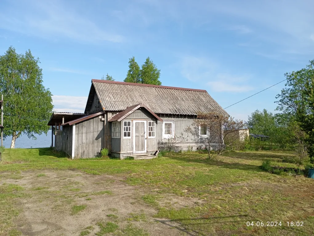 Благоустроенный дом на берегу с баней и катером