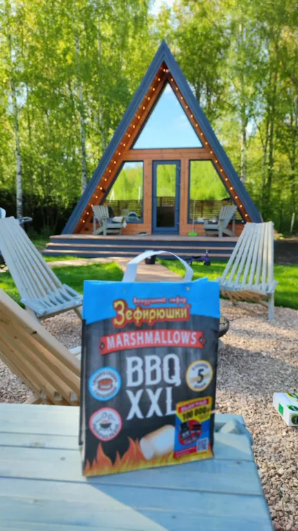 Треугольный домик у леса