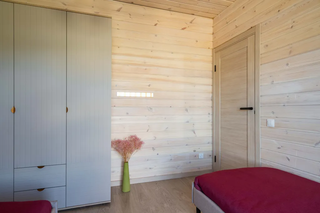 Загородный дом на берегу реки со своим пляжем