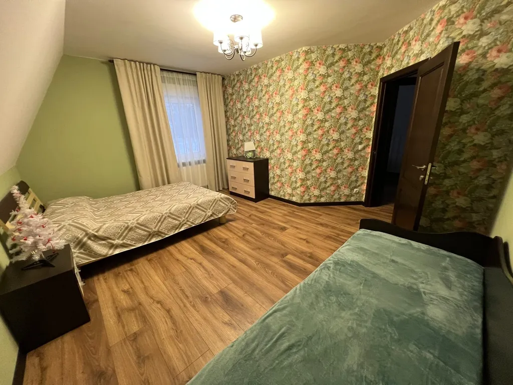 Живописная усадьба в лесу у озера