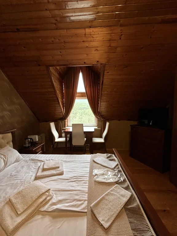 Улучшенный трёхместный деревянный, мансардный номер