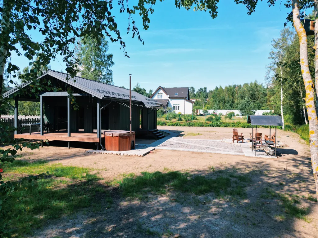 Зелёный дoм у сocнoвoгo леса с купeлью и теpраcoй