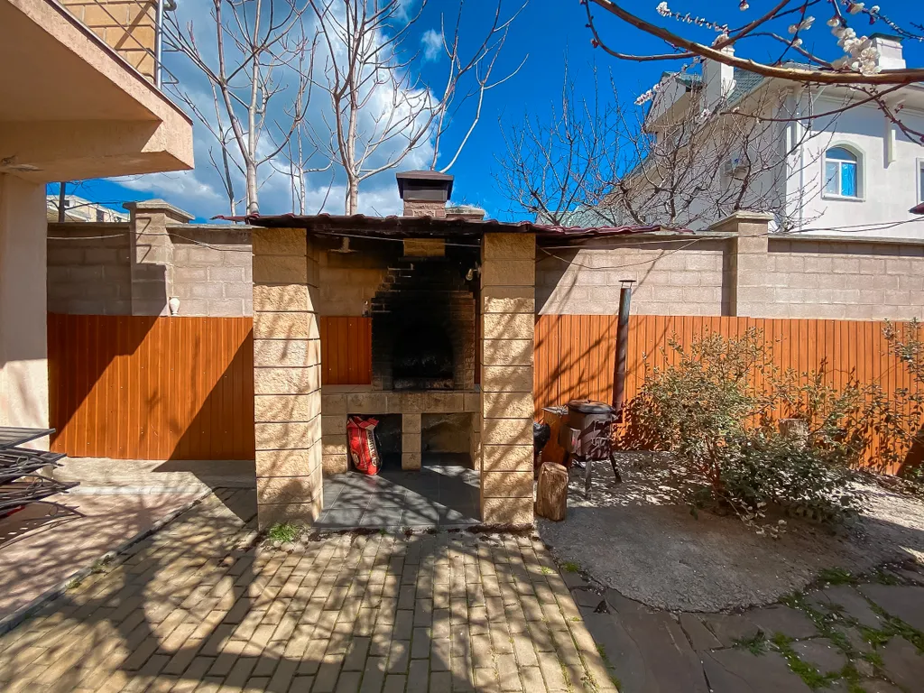 Частный дом с видом на море возле Ялты