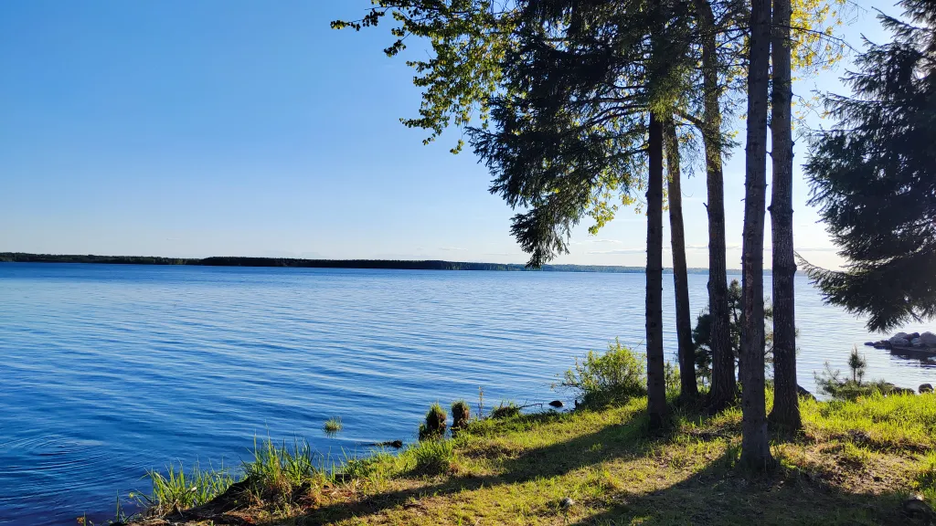 Коттедж Дом у озера с баней, чаном и детской площадкой с батутом. — Ланино
