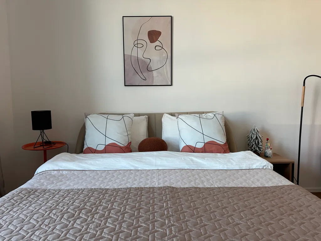 Светлая студия с панорамой центра