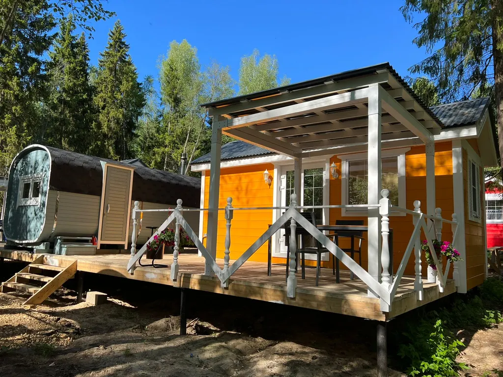 Желтый домик в лесу на Живописной улице