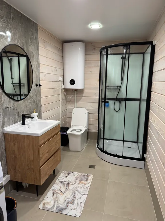 Уютный дом у реки