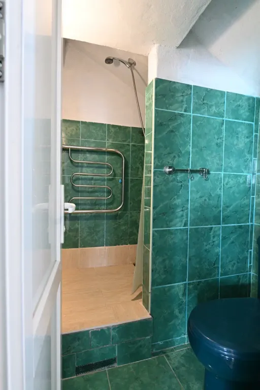 Этаж в коттедже с огромным балконом, 2 спальнями, гостиной и кухней