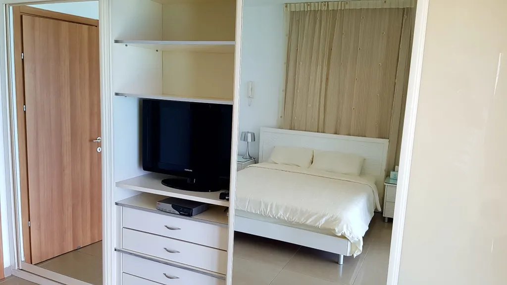 Четырехкомнатная квартира на берегу моря