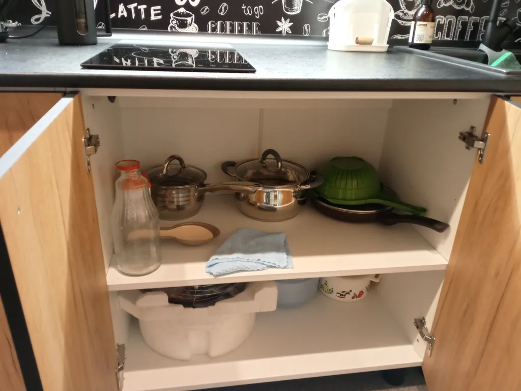 Дом и баня у скалы