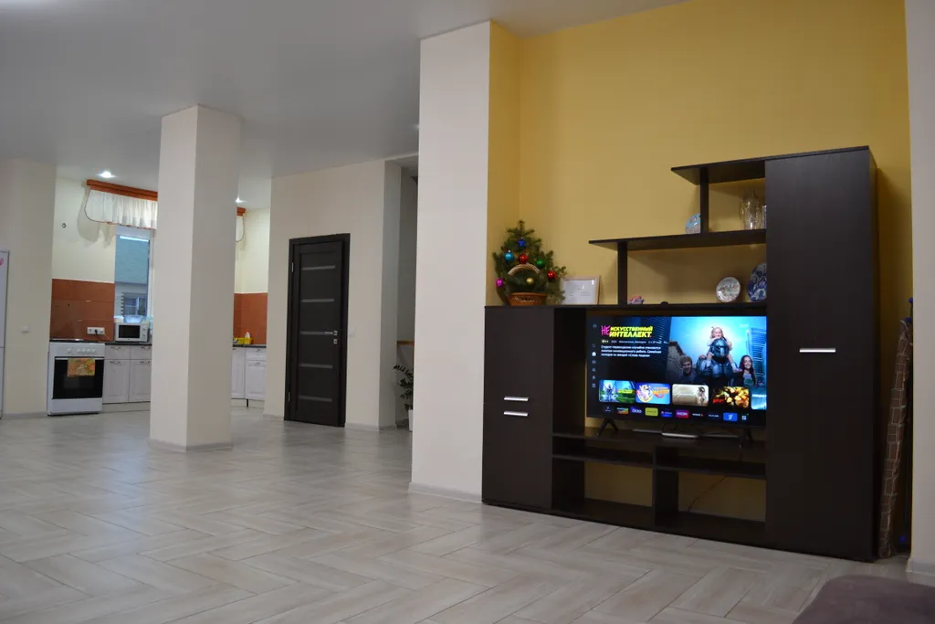 Уютный дом с зеленой лужайкой