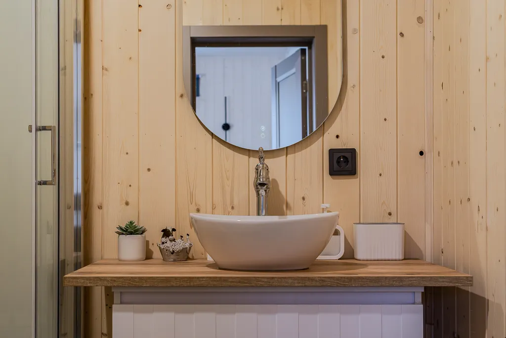 Новый дом с большим столом, кинотеатром, баней