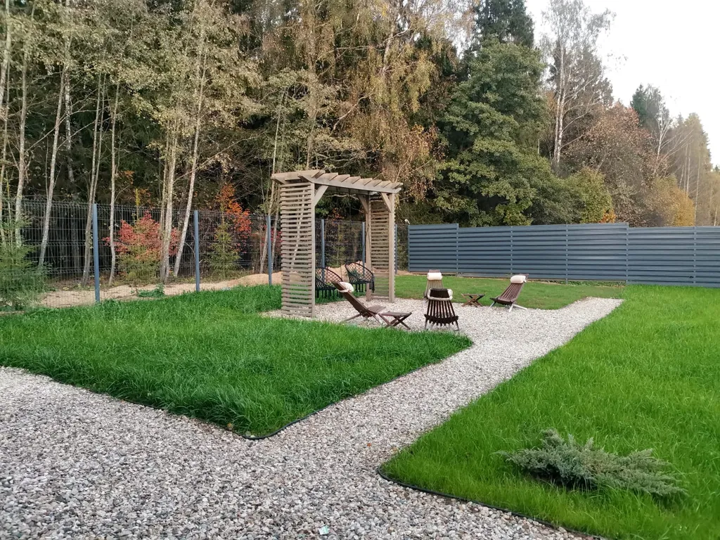 Панорамный дом в окружении леса на берегу водохранилища