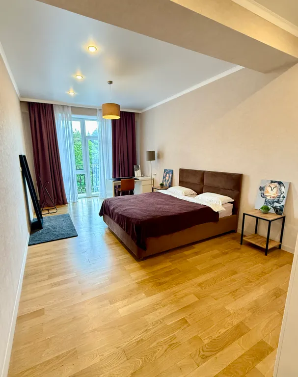 Просторный апартамент с видом на комсомольский парк рядом с озером