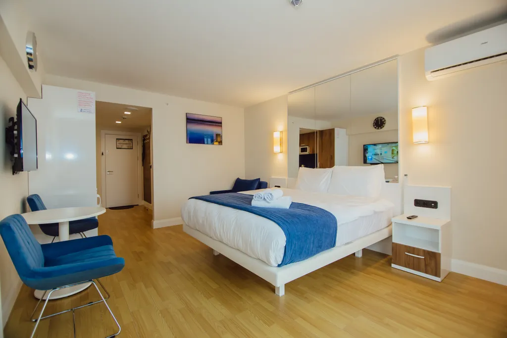 Студия с видом на море