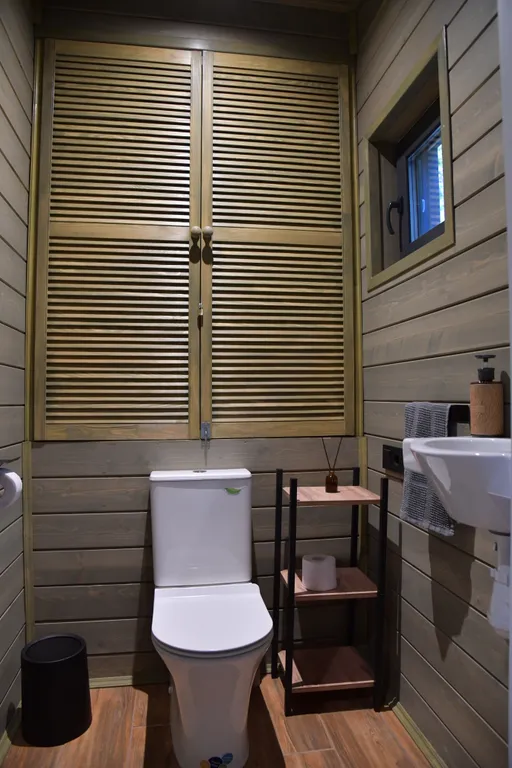 Дом с панорамными окнами в чаще леса у берега реки