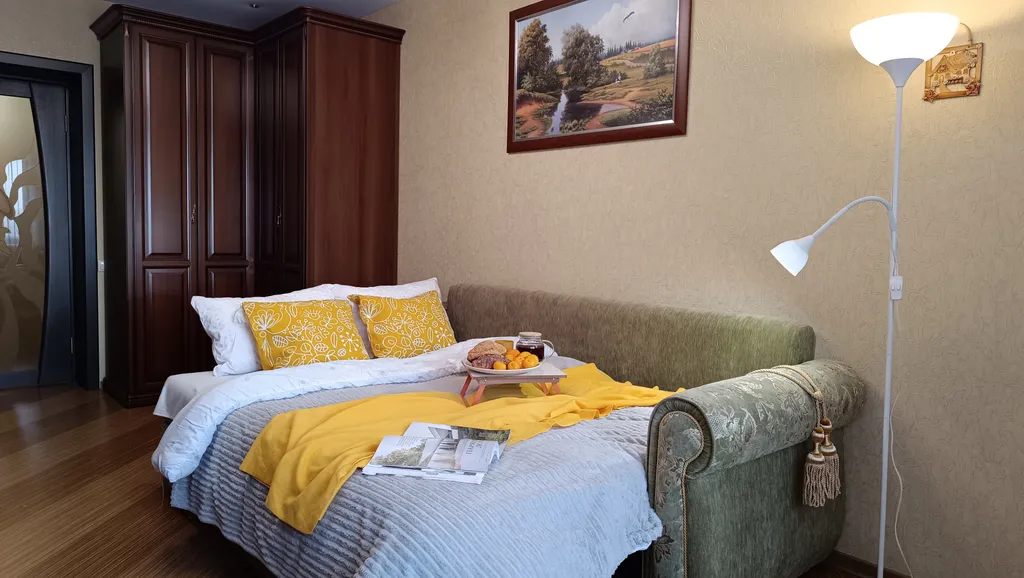 Квартира с камином и большой столовой комфорт-класса