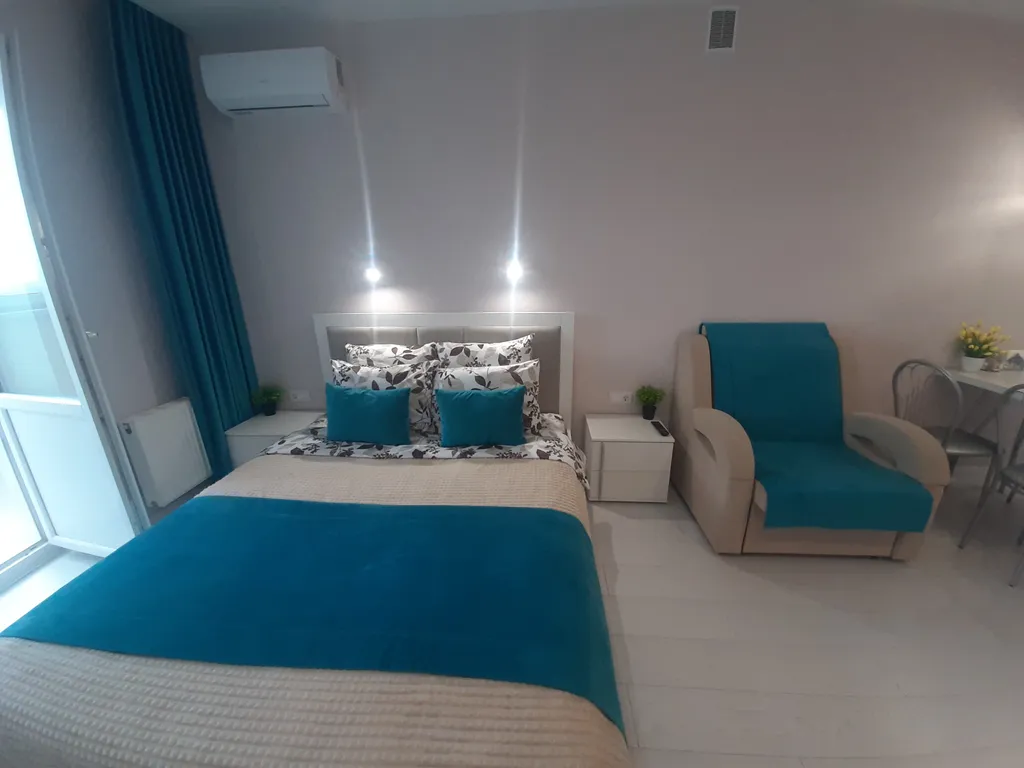 Уютная студия с видом на колесо обозрения