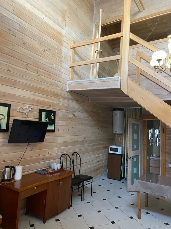 Домик на базе отдыха с бассейном 2