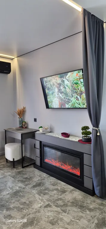 Новый стильный апартамент в двух шагах от моря с балконом и камином