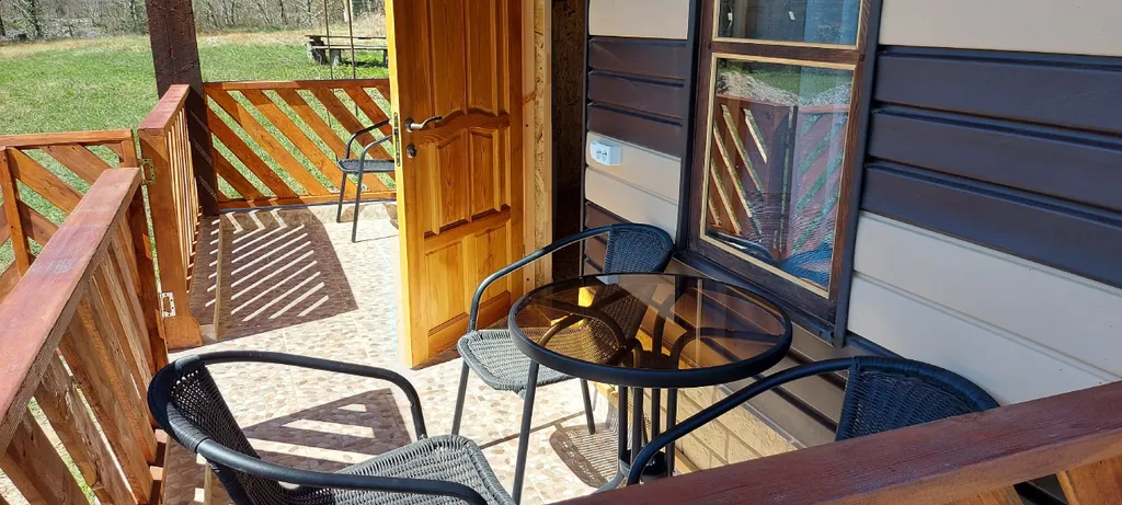 Дом утепленный в тихой местности, рядом горы и река